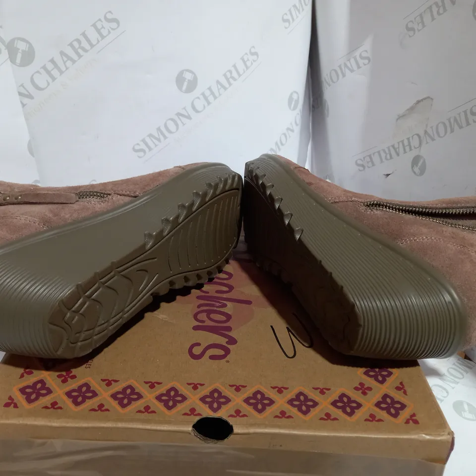 SKECHERS AIR-COOLED MEMORY FOAM WEDGE ANKLE BOOTS - SIZE 6.5 