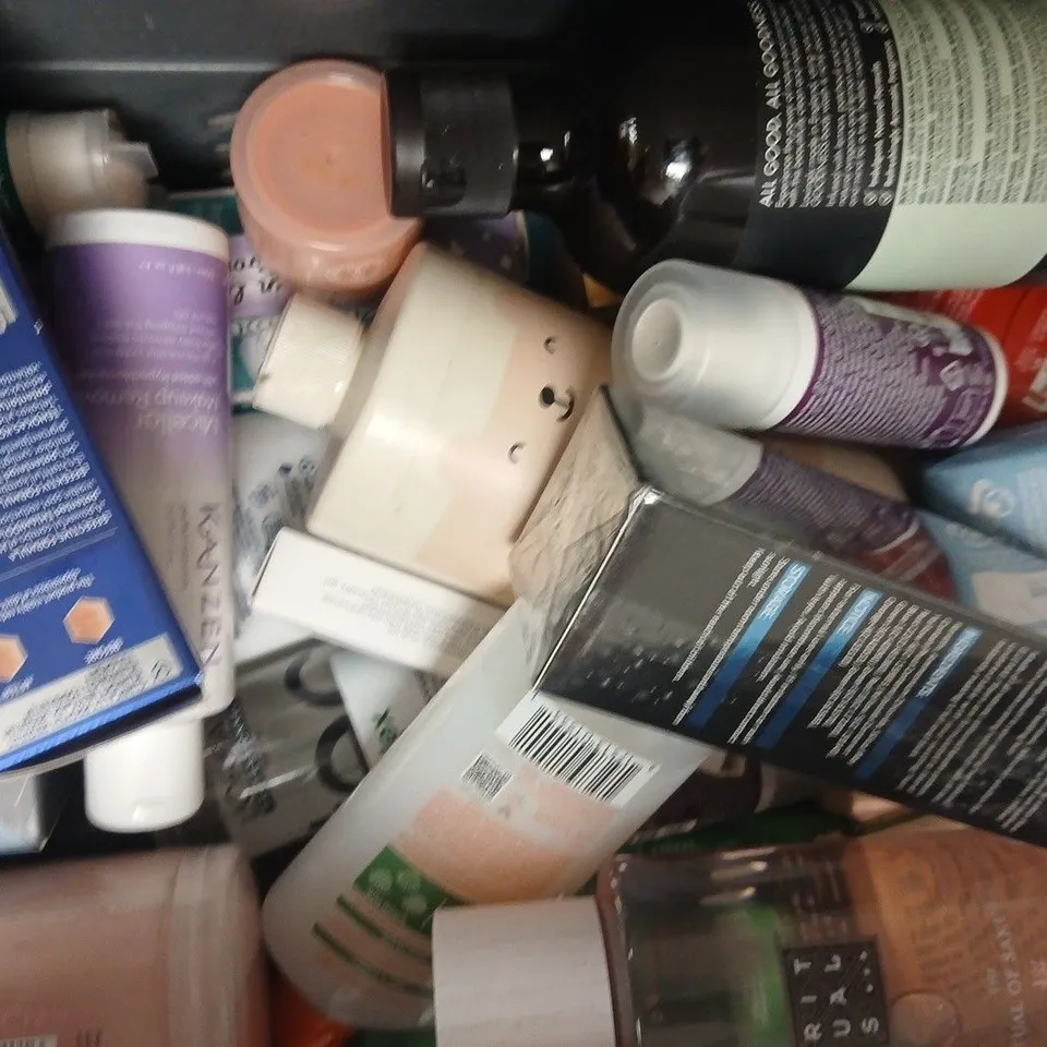 APPROXIMATELY 20 ASSORTED COSMETIC ITEMS INCLUDING VARIOUS MAKES AND BRANDS - COLLECTION ONLY