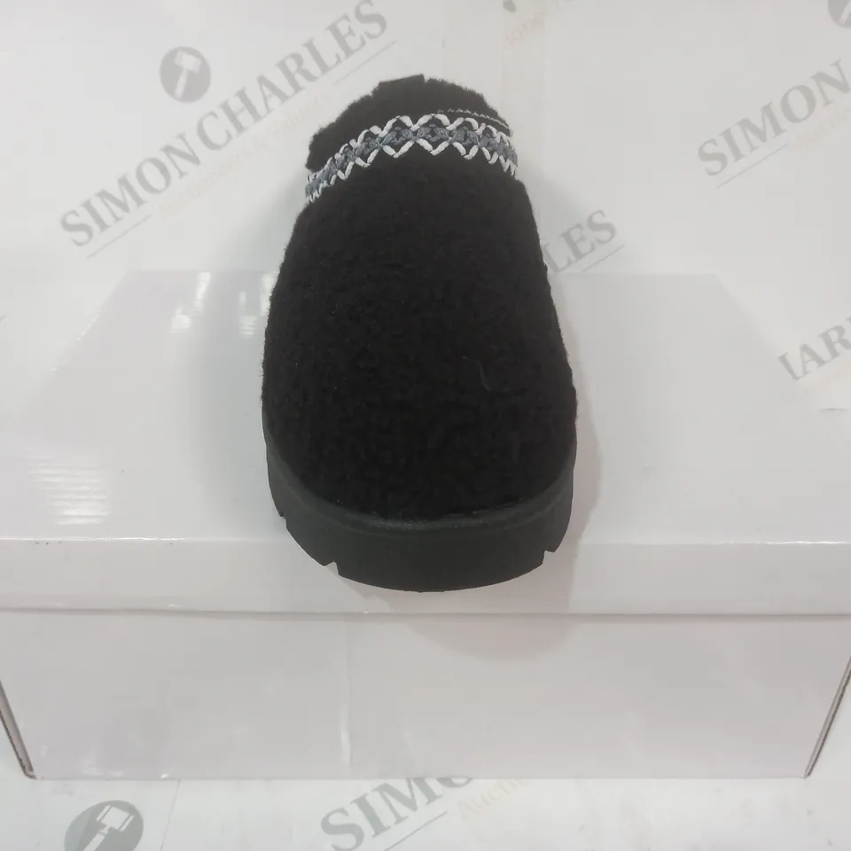 BOXED PAIR OF DESIGNER SLIP-ON COSY MULES IN BLACK UK SIZE 4