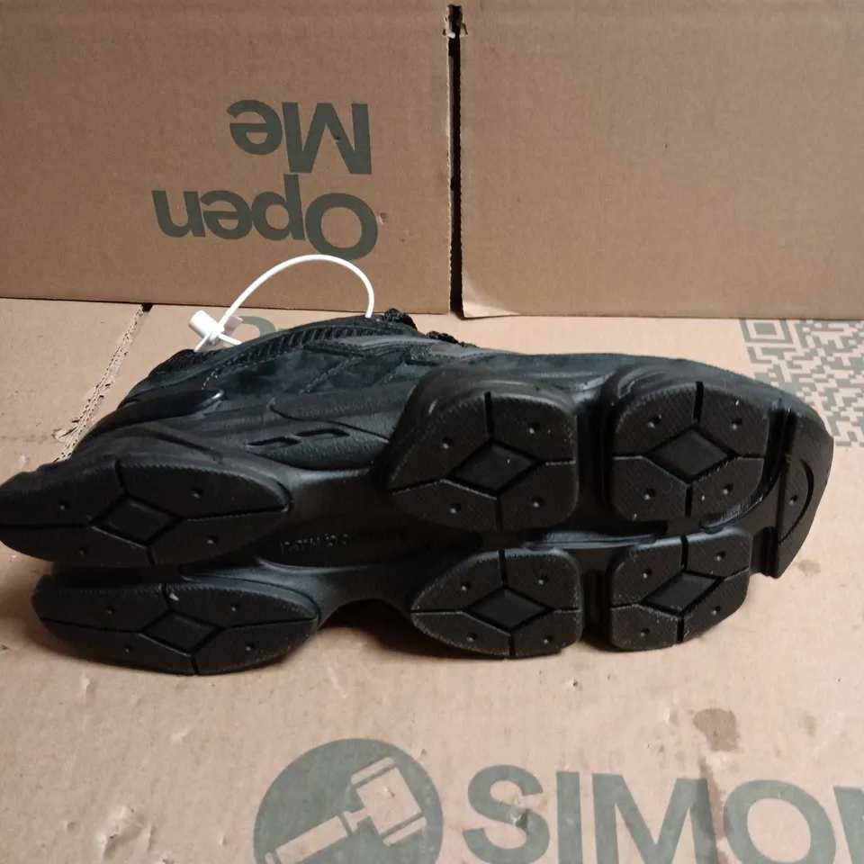 PAIR OF NEW BALANCE TRAINERS IN BLACK - 7.5