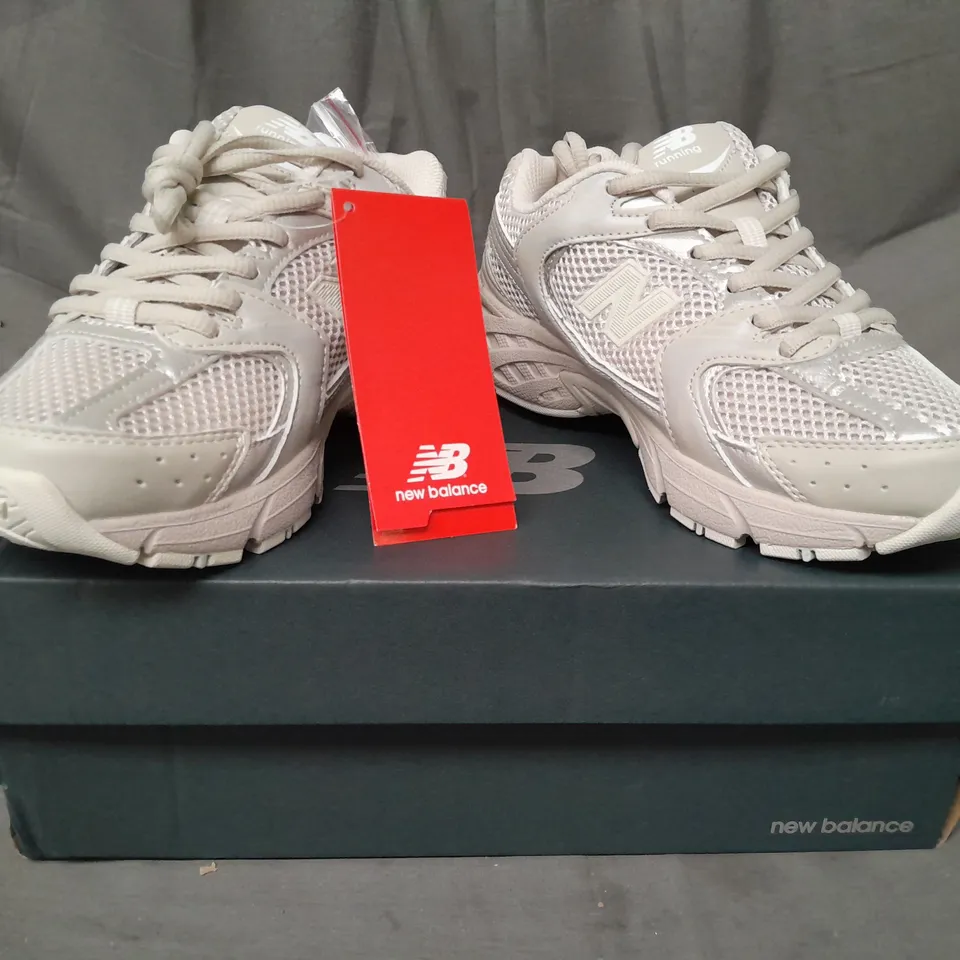 BOXED PAIR OF NEW BALANCE 530 TRAINERS IN OFF-WHITE/BEIGE UK SIZE 4