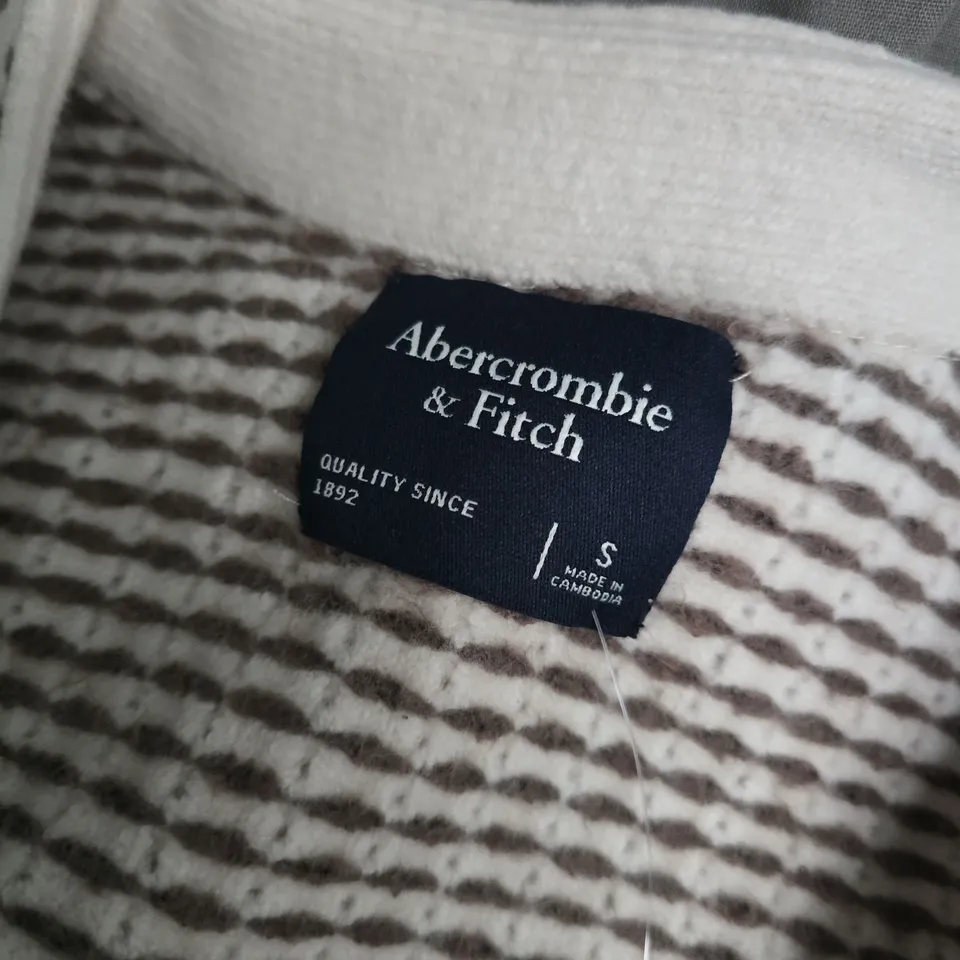 ABERCROMBIE & FITCH CARDIGAN – WHITE KNITTED CARDIGAN, BUTTON FRONT, UK SIZE S