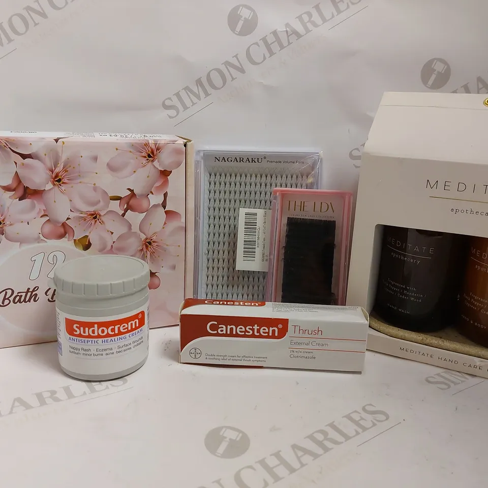 BOX OF APPROX 10 COSMETIC ITEMS TO INCLUDE BATH BOMBS, FAKE EYELASHES AND FACE MASKS