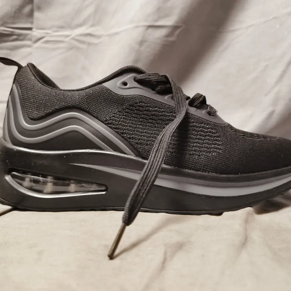 BOXED PAIR OF UNBRANDED SHOES IN BLACK SIZE UK 5.5