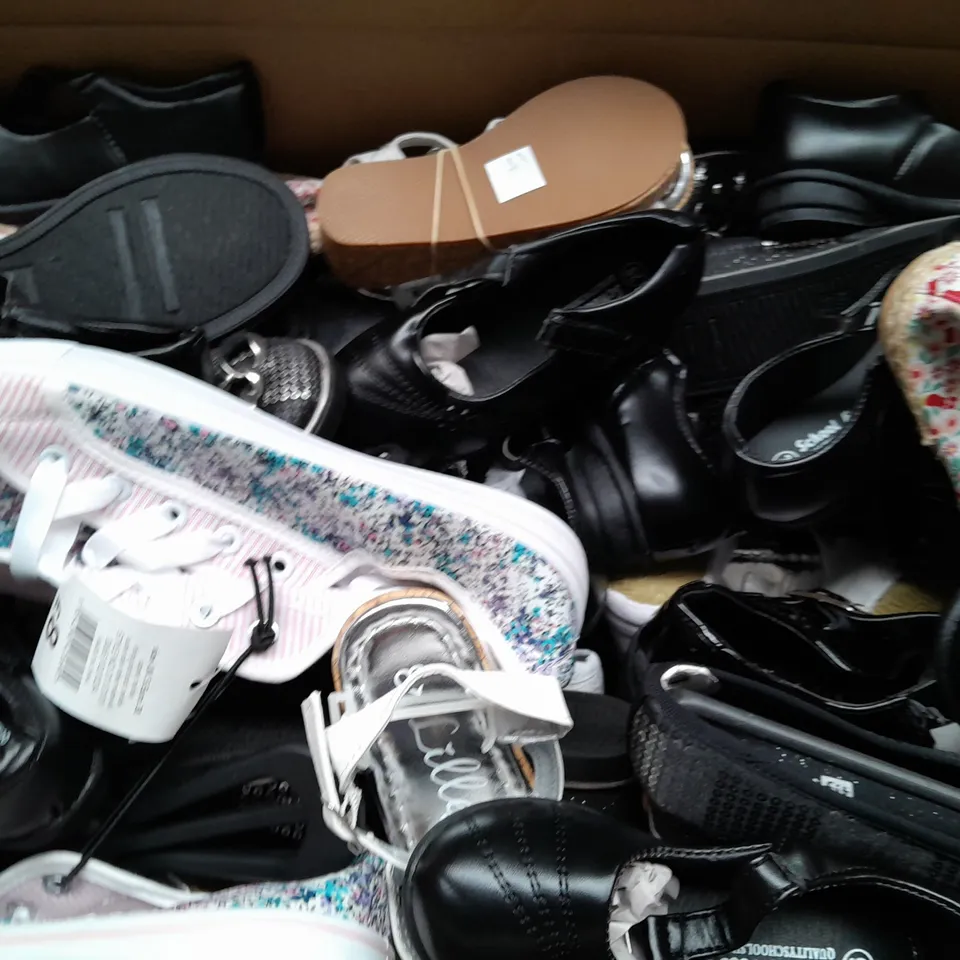 BOX OF APPROX 32 ASSORTED KIDS SHOES IN VARIOUS SIZES & COLOURS 