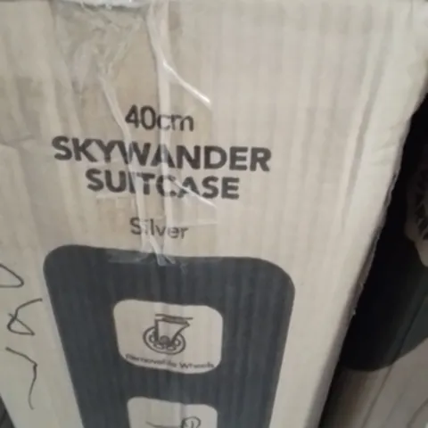 BOXED LUGG 40CM SKYWANDER SUITCASE SILVER