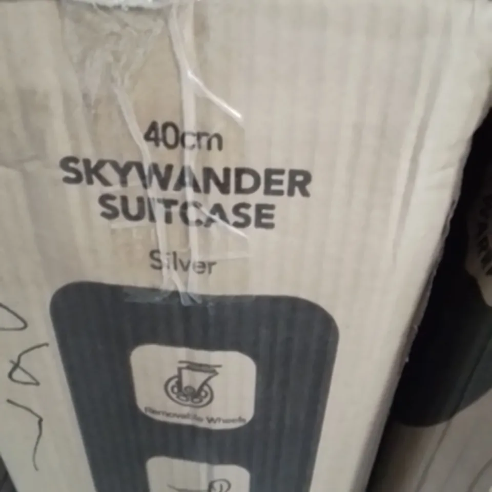 BOXED LUGG 40CM SKYWANDER SUITCASE SILVER 