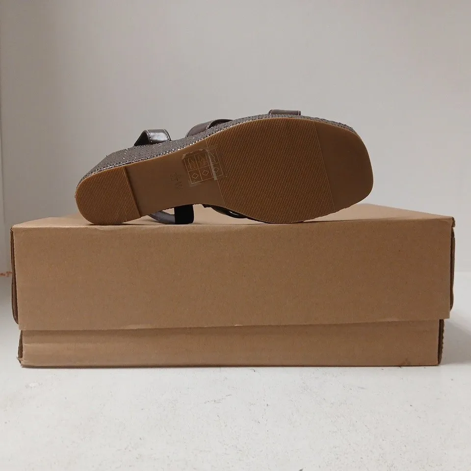 BOXED PAIR OF LONDON REBEL OPEN TOE HIGH WEDGE SANDALS IN BROWN SIZE 5
