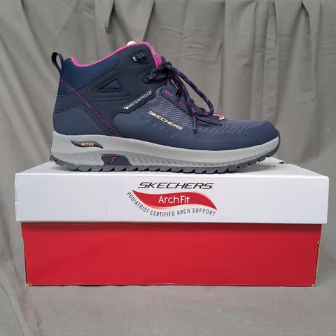 BOXED PAIR OF SKETCHERS NAVY DISCOVER BOOTS SIZE 5