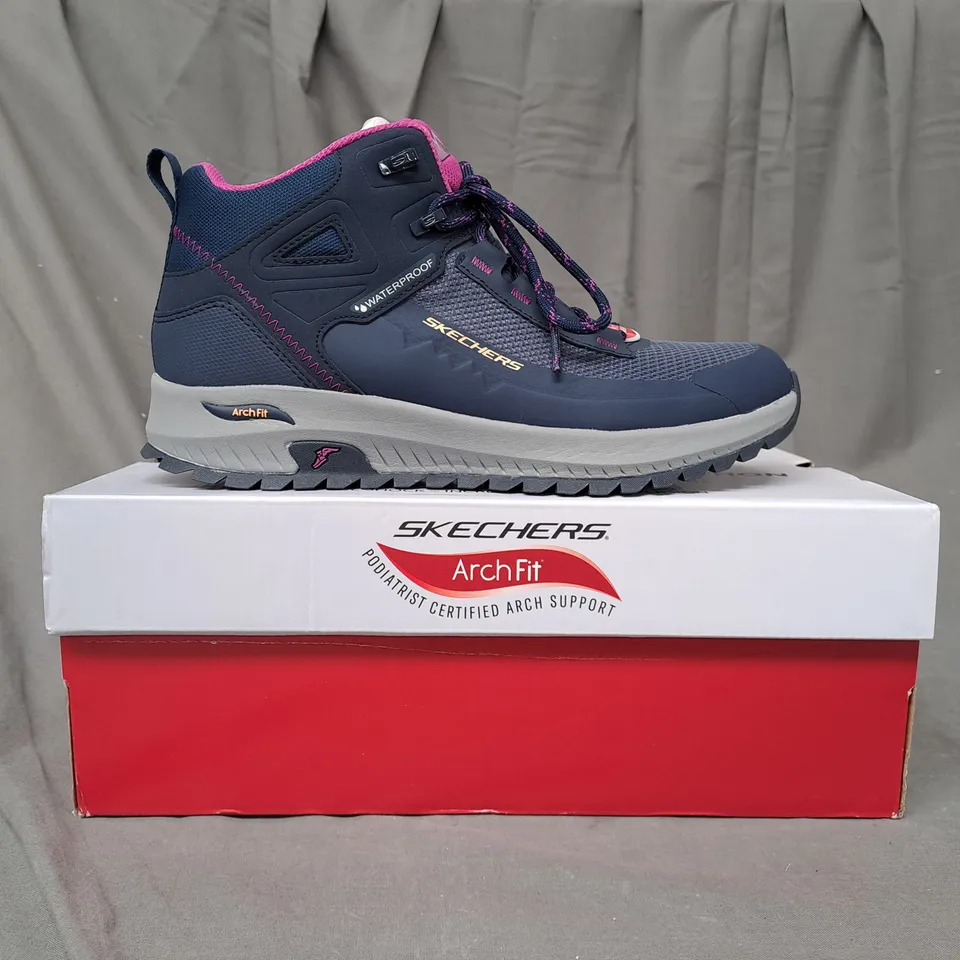 BOXED PAIR OF SKETCHERS NAVY  DISCOVER BOOTS SIZE 5