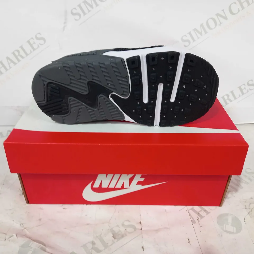 BOXED PAIR OF NIKE AIR MAX EXCEE CHILDREN'S TRAINERS IN BLACK/WHITE UK SIZE 7.5