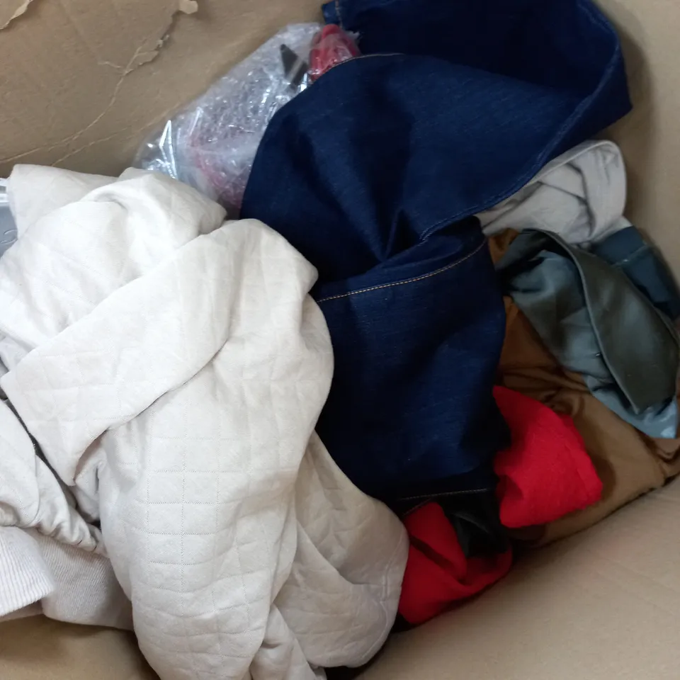 BOX OF APPROXIMATELY 10 ASSORTED CLOTHING ITEMS TO INCLUDE SHOES, JUMPER, BAG ETC