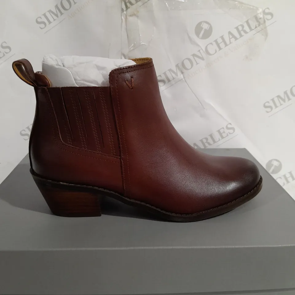 BOXED VIONIC JOY LEATHER BOOTS, BEAVER - SIZE 3 