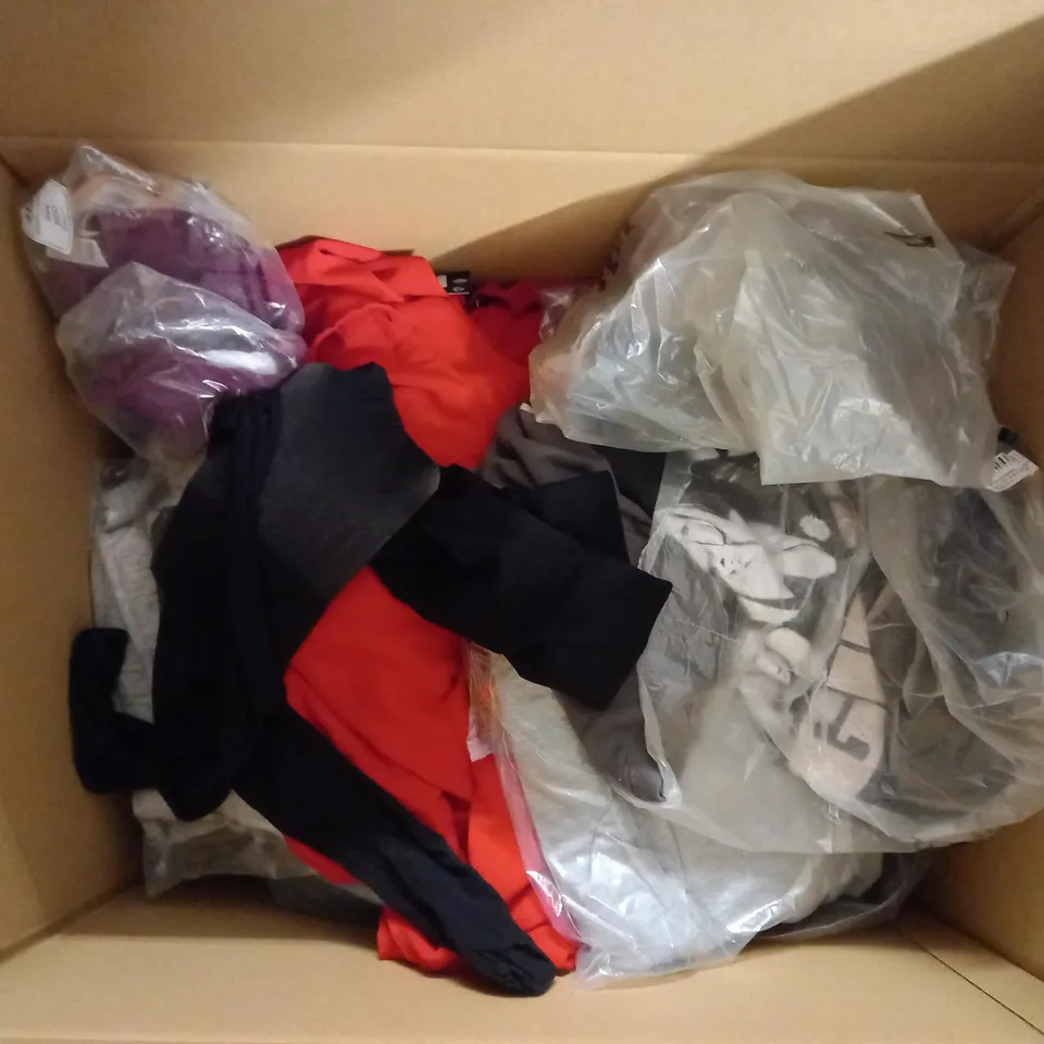 LOT OF APPROX 20 ASSORTED CLOTHING ITEMS VARYING IN SIZE/COLOUR/STYLE TO INCLUDE: TROUSERS, TOPS, JUMPERS