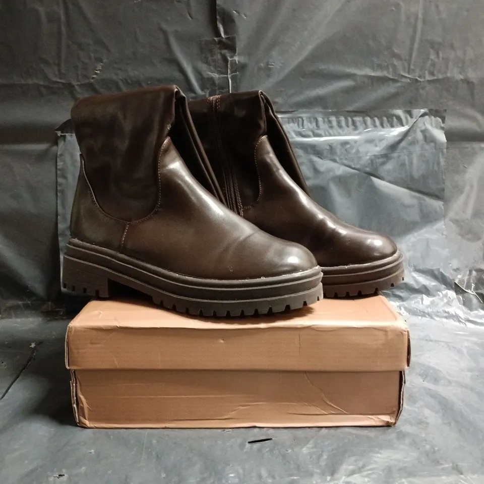 BOXED PAIR OF XY LONDON KNEE-HIGH BOOTS IN BROWN SIZE UK 6