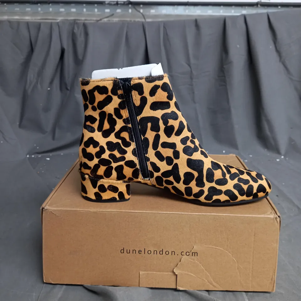 BOXED PAIR OF DUNE LONDON PIPPIE LEOPARD ANKLE BOOTS SIZE 8