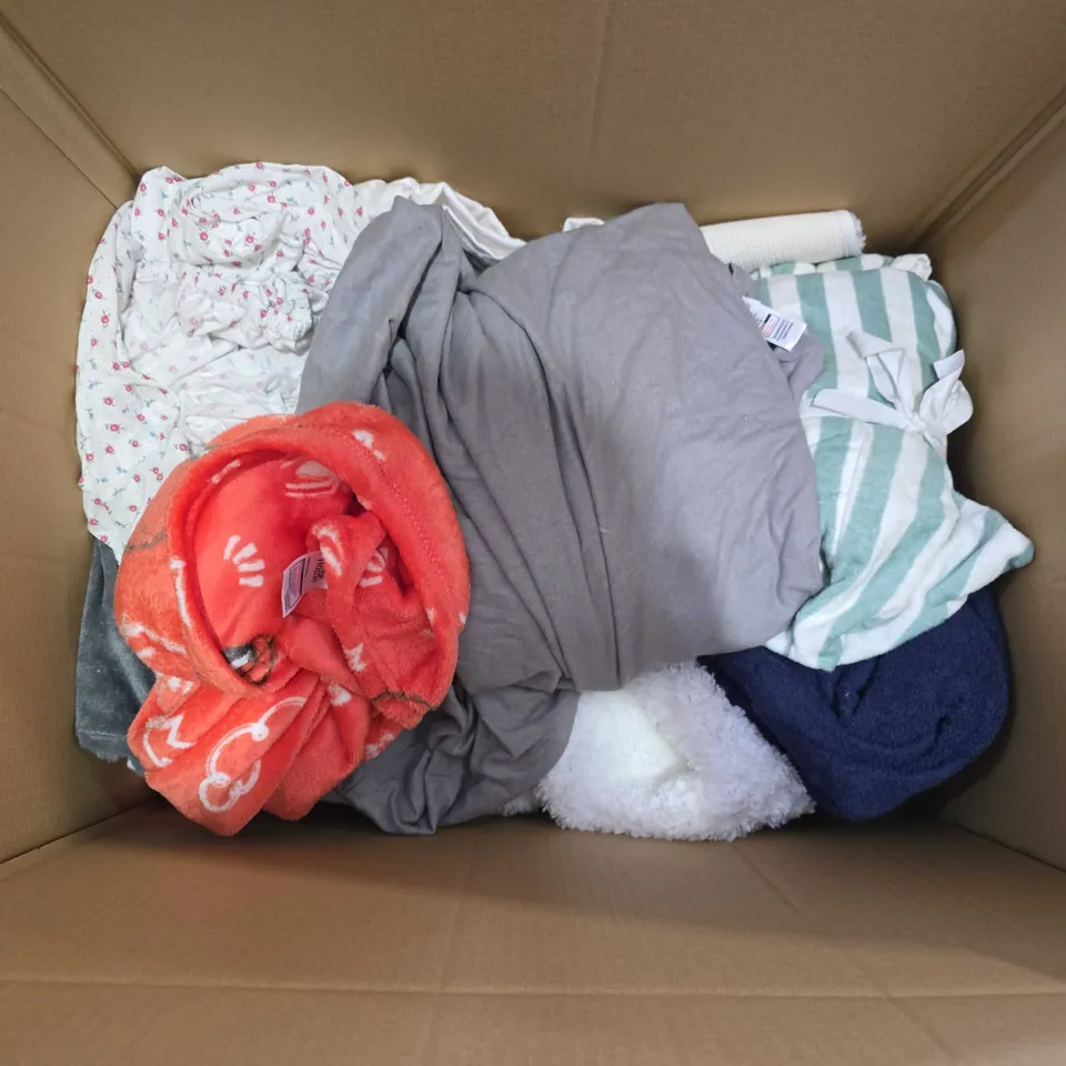 BOX OF APPROXIMATELY 10 ASSORTED BEDDING AND SOFT FURNISHING ITEMS TO INCLUDE - THROW BLANKETS - BEDDING - TOWELS ETC. 