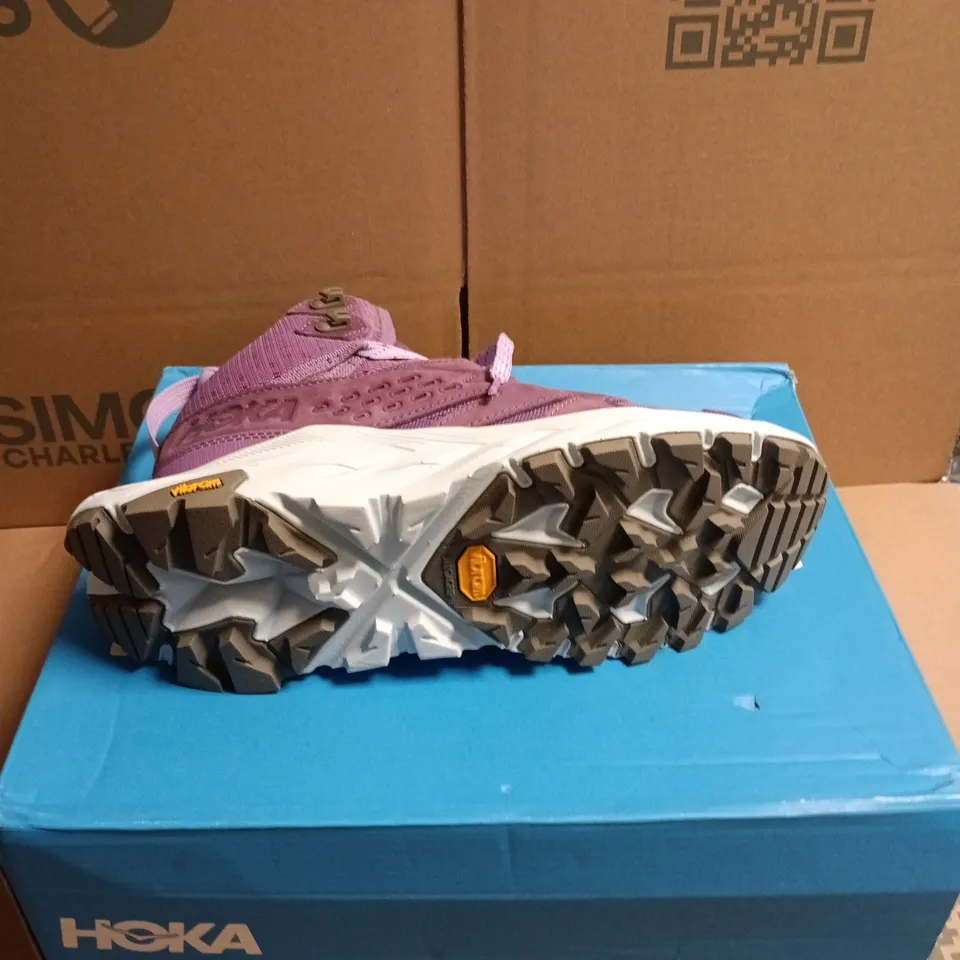 BOXED PAIR OF HOKA ANACAPA BREEZE MID WOMEN'S HIKING BOOTS - 6.5