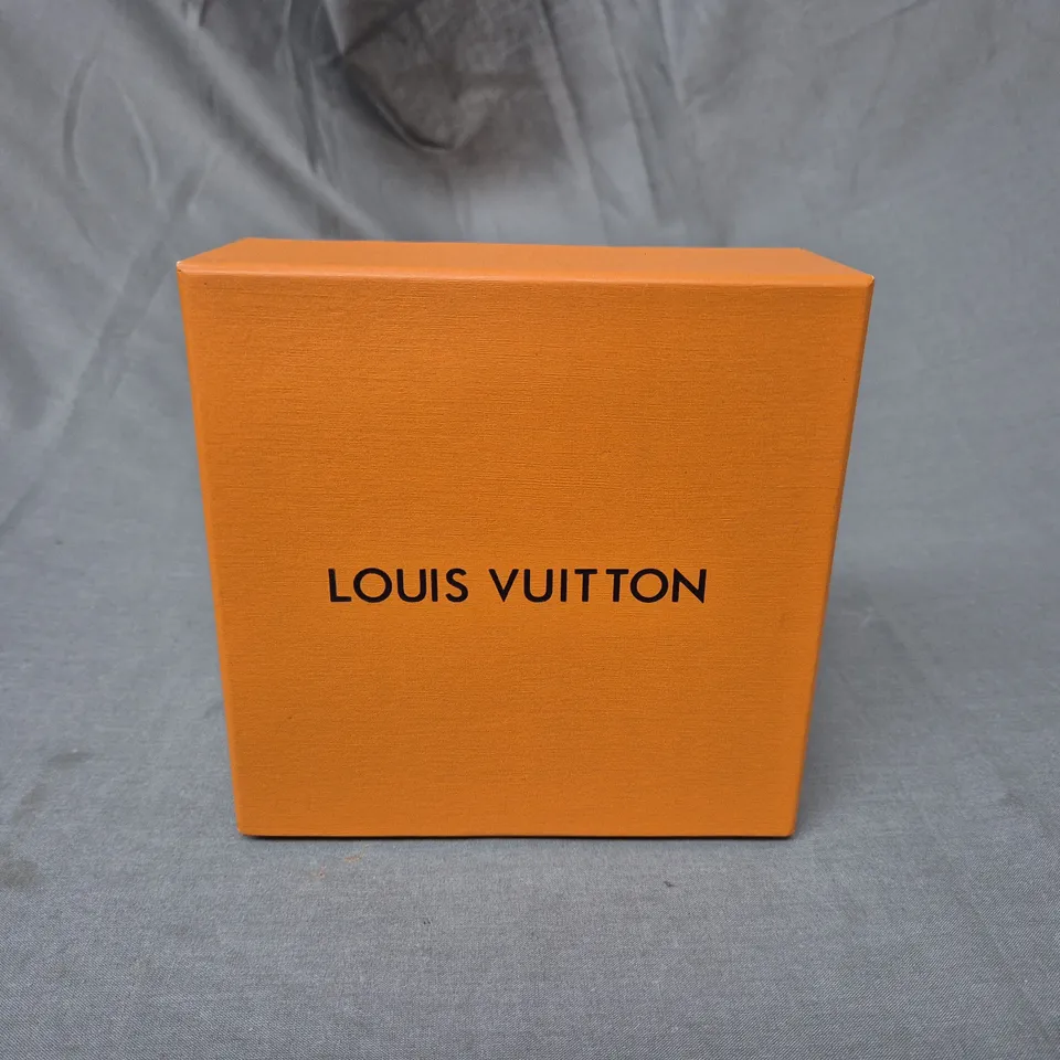 BOXED LOUIS VUITTONB LEATHER BELT