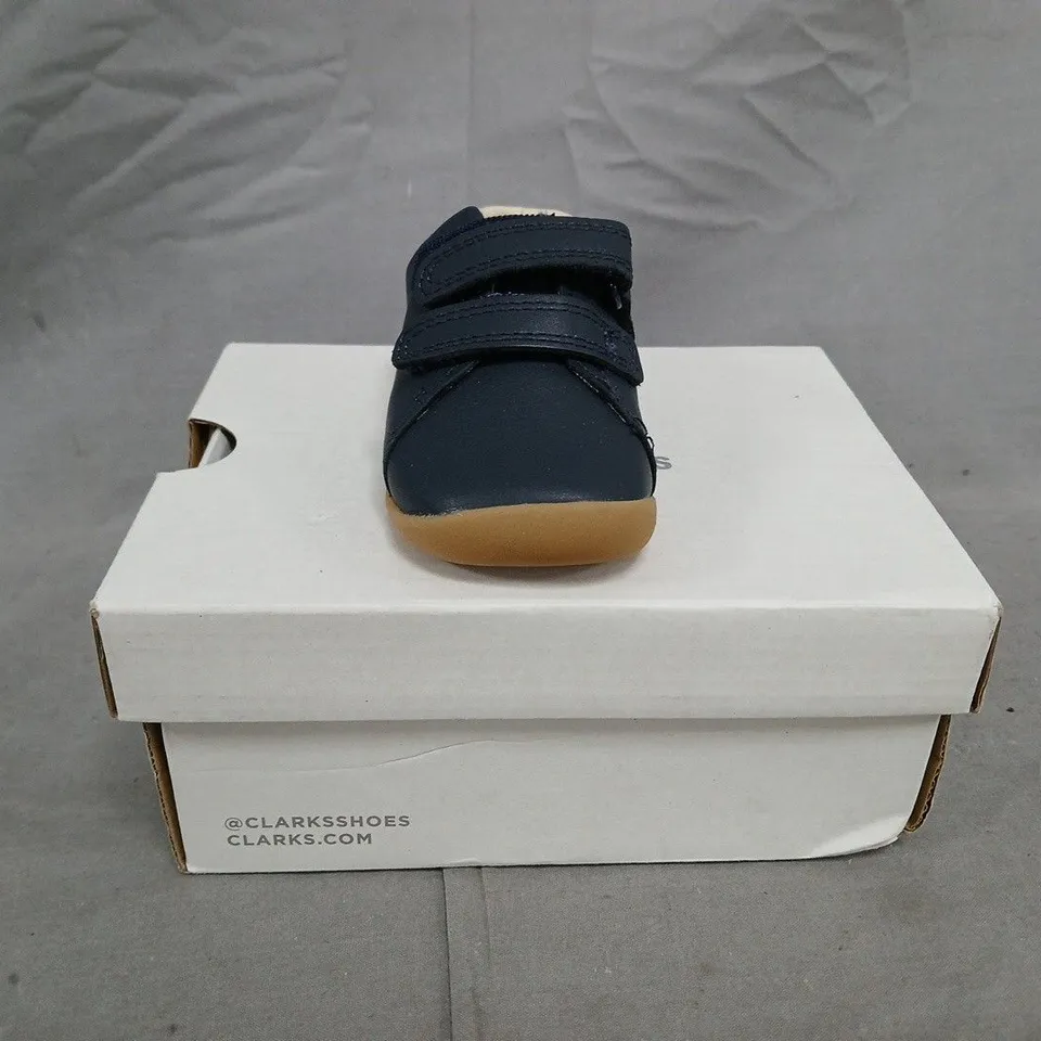 BOXED PAIR OF CLARKS FIRST SHOES INFANT SHOES IN NAVY SIZE 4.5