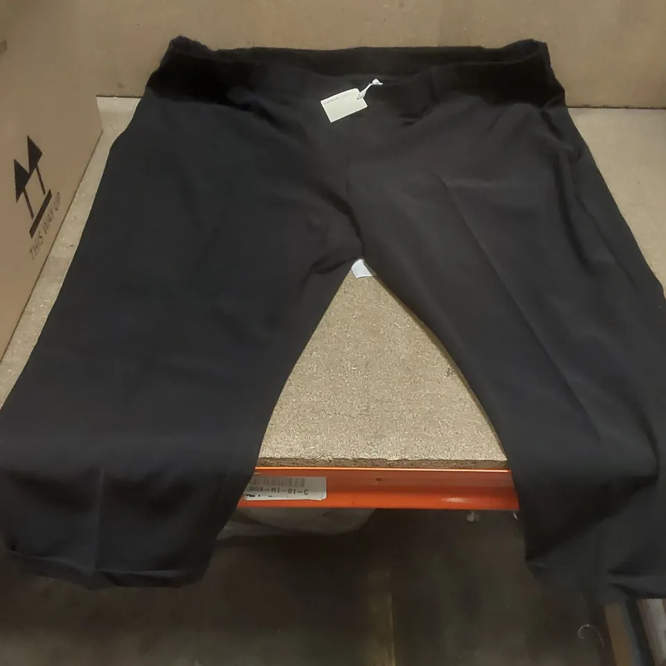 BOX CONTAINING APPROXIMATELY 7x BRAND NEW CAPSULE TAPERED BLACK TROUSERS - SIZE 32R