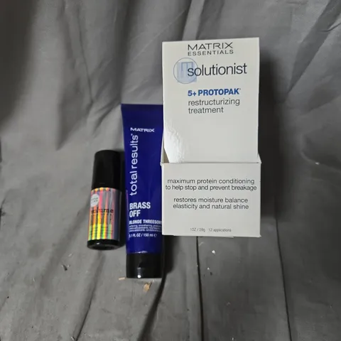 BOX OF APPROXIMATLEY 12 MATRIX HAIR CARE PRODUCTS INCLUDING ESSENTIALS SOLUTIONIST RESTRUCTURIZING TREAMENT/VOLUME BOOSTER/TOTAL RESULTS BRASS OFF BLONDE THREESOME