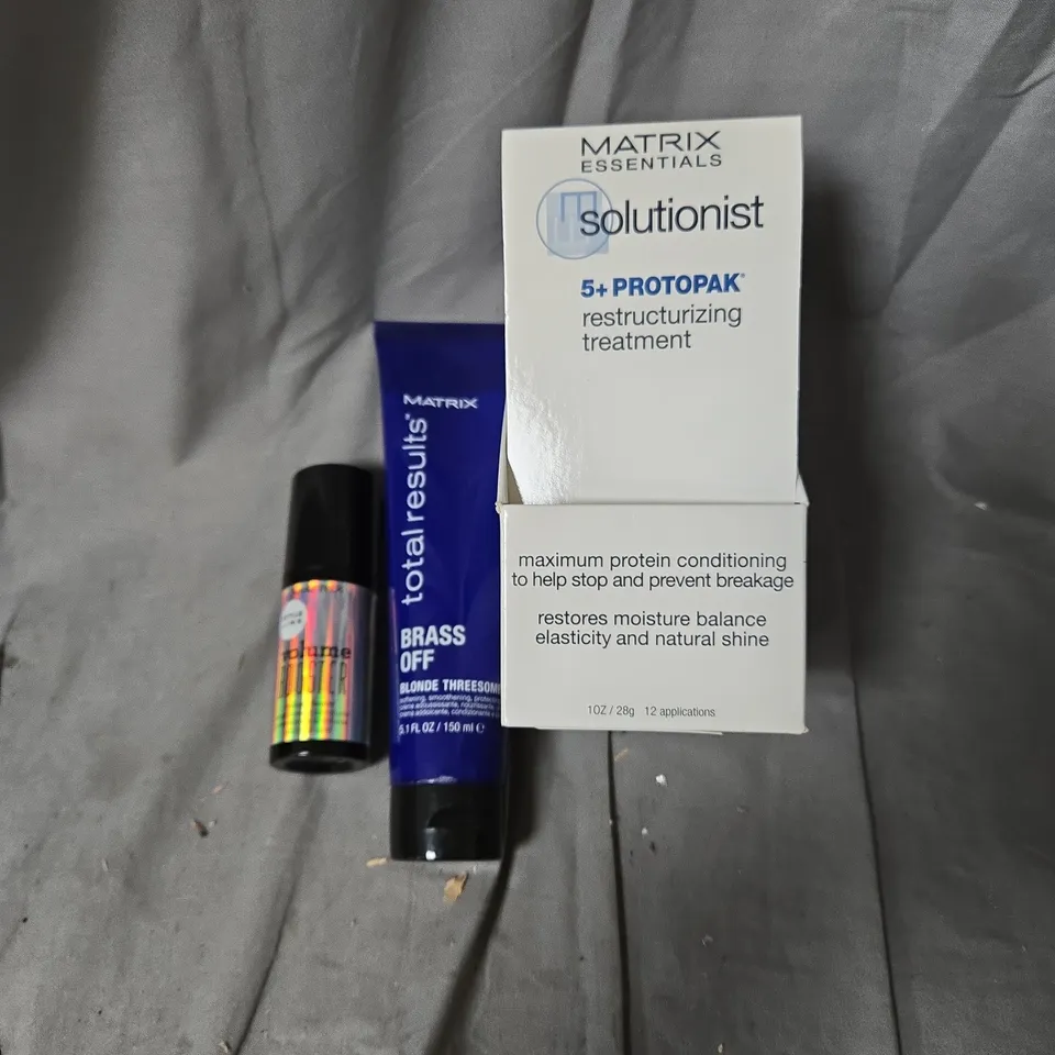 BOX OF APPROXIMATLEY 12 MATRIX HAIR CARE PRODUCTS INCLUDING ESSENTIALS SOLUTIONIST RESTRUCTURIZING TREAMENT/VOLUME BOOSTER/TOTAL RESULTS BRASS OFF BLONDE THREESOME