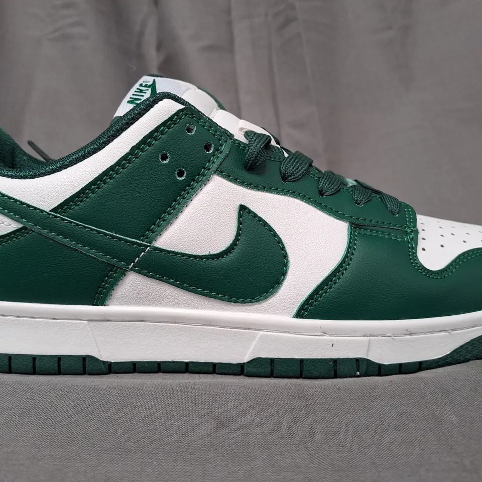 BOXED PAIR OF NIKE SHOES IN GREEN/WHITE UK SIZE 7