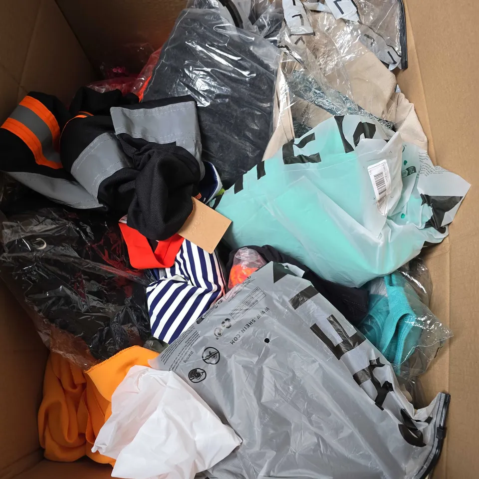 BOX OF APPROXIMATELY 20 ASSORTED CLOTHING ITEMS TO INCLUDE - SOCKS, TOPS, TROUSERS, ETC