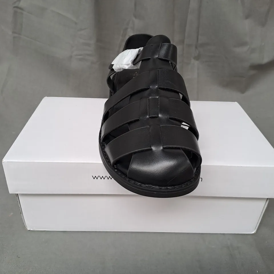 BOXED PAIR OF DREAM PAIRS SANDALS IN BLACK UK SIZE 5