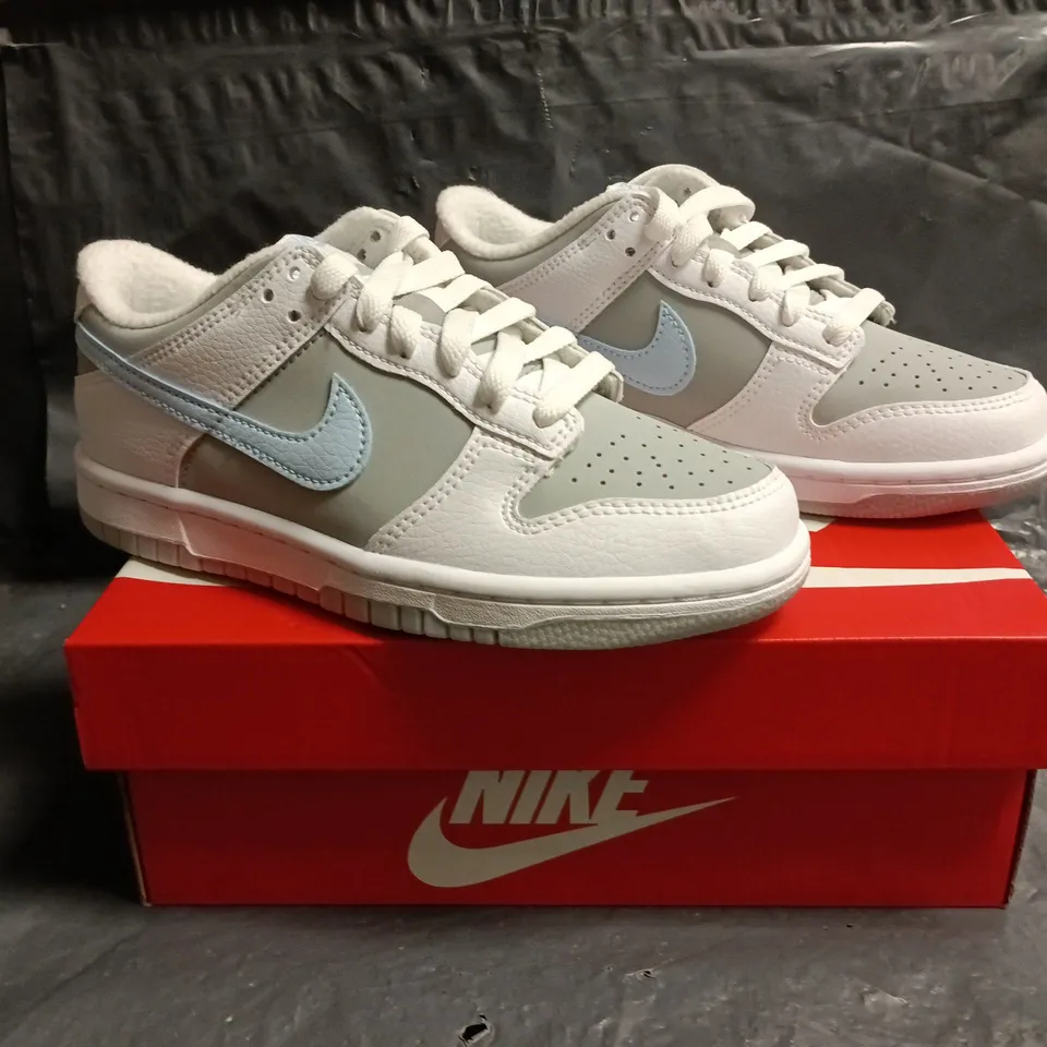 BOXED PAIR OF NIKE DUNK LOW GS GG TRAINERS IN WHITE/GREY/LIGHT BLUE SIZE UK 3