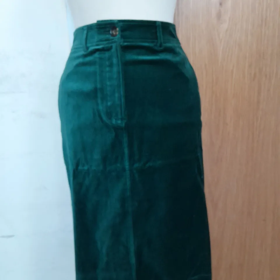 BODEN VELVET FINISH KNEE LENGTH SKIRT IN GREEN SIZE 6