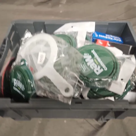 TOTE OF APPROXIMATELY 10 ASSORTED HOUSEHOLD ITEMS