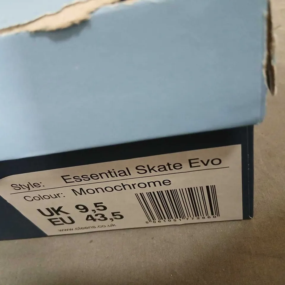 CLEANS ESSENTIAL SKATE EVO MONOCHROME SNEAKERS – UK 9.5