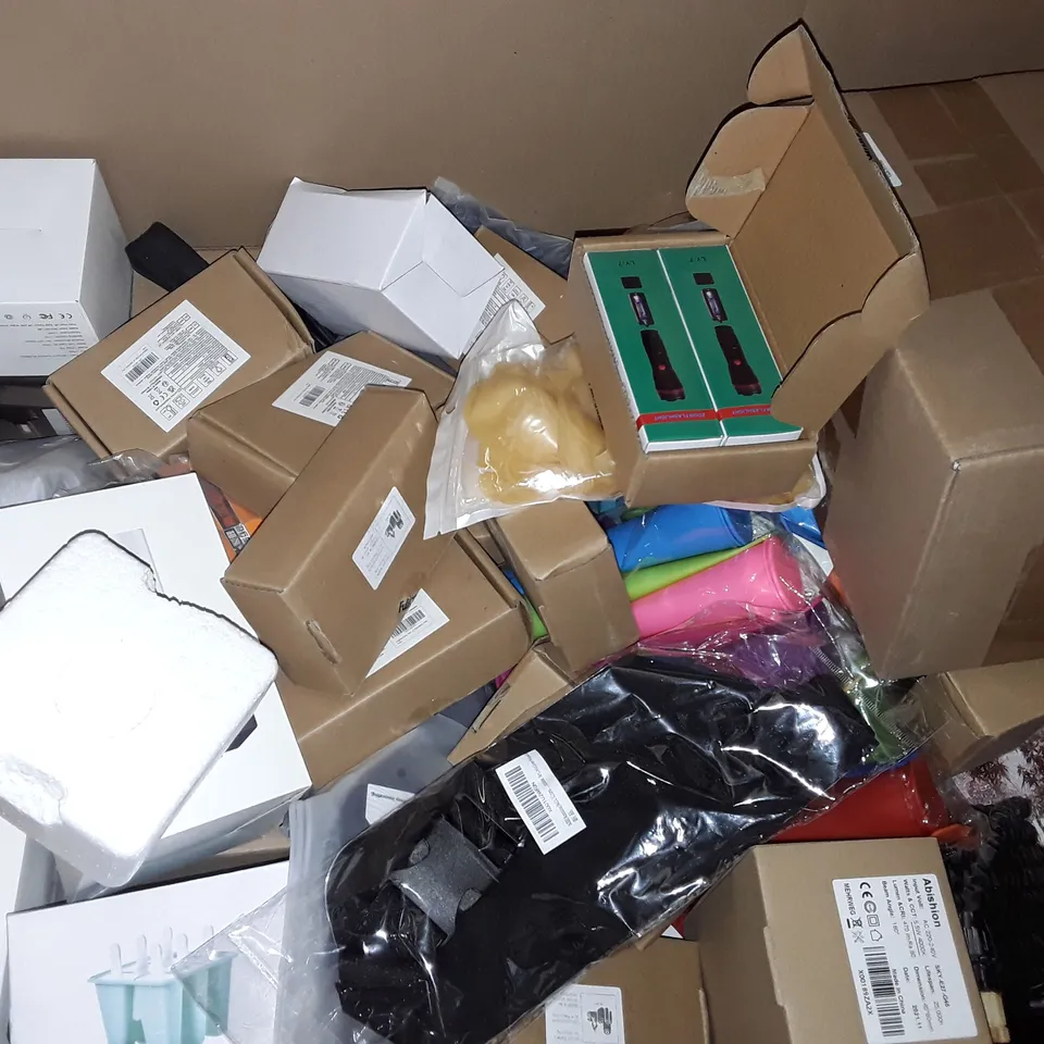 PALLET OF ASSORTED ITEMS TO INCLUDE GLASS TUMBLER SET, VACUUM CUP, SLANTED GLASS BOWL AND FLASHLIGHTS