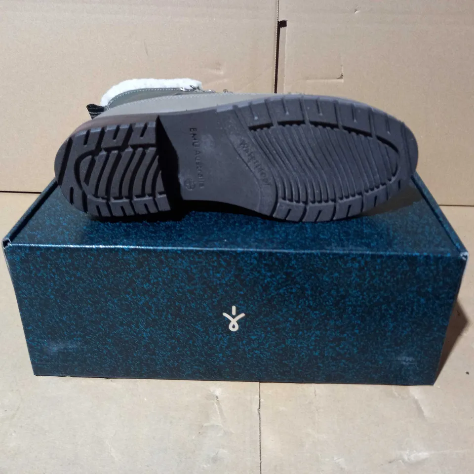 BOXED PAUR OF EMU OKAB FAUX LEATHER BOOTS IN DARK OLIVE UK SIZE 5