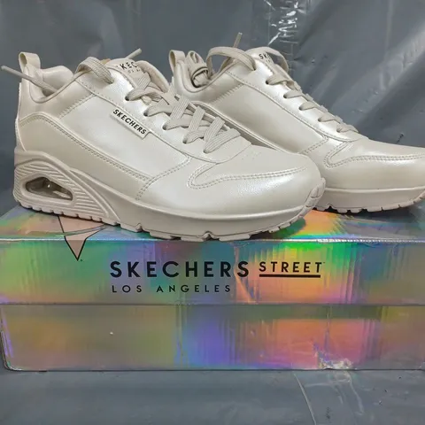 BOXED PAIR OF SKECHERS TRAINERS IN OFF WHITE SIZE 4