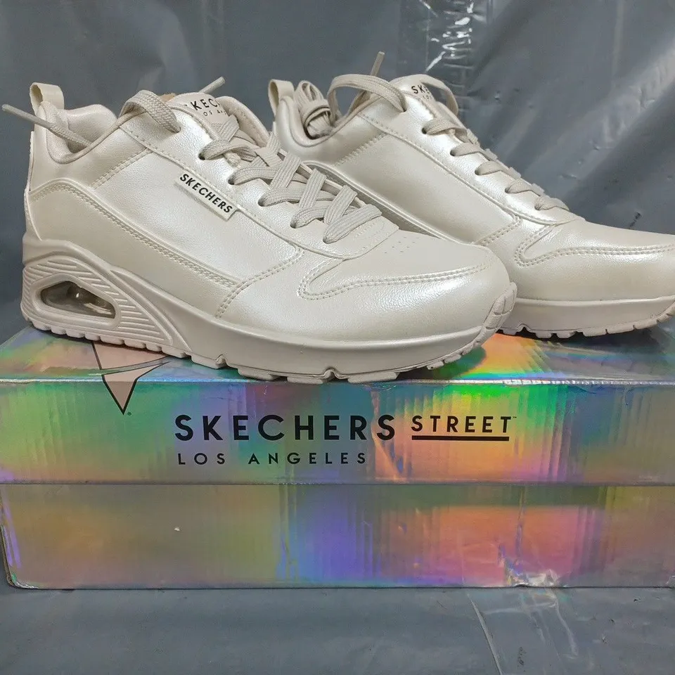 BOXED PAIR OF SKECHERS TRAINERS IN OFF WHITE SIZE 4