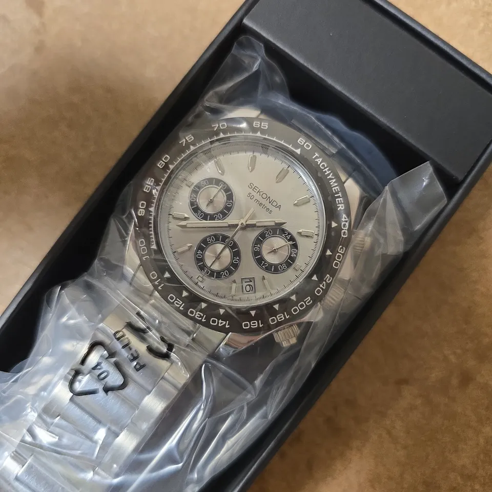 BOXED SEKONDA CHRONOGRAPH WRISTWATCH – SILVER TONE WITH TACHYMETER BEZEL, 50M WATER RESISTANT