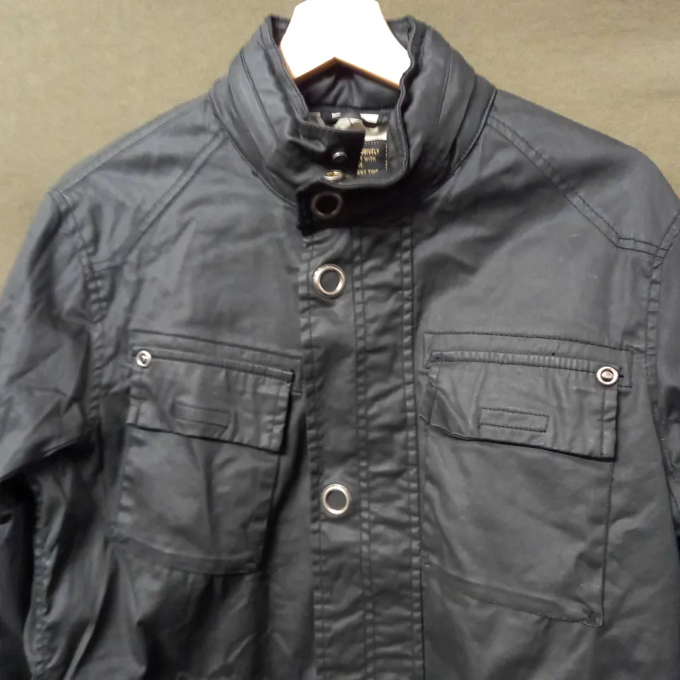LEGEND & SOUL ZIP/BUTTON UP COAT IN BLACK - MEDIUM