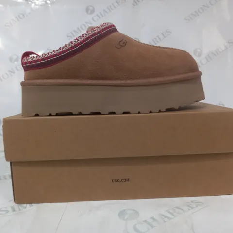 BOXED PAIR OF UGG WTAZZ SHOES IN CHESTNUT UK SIZE 5