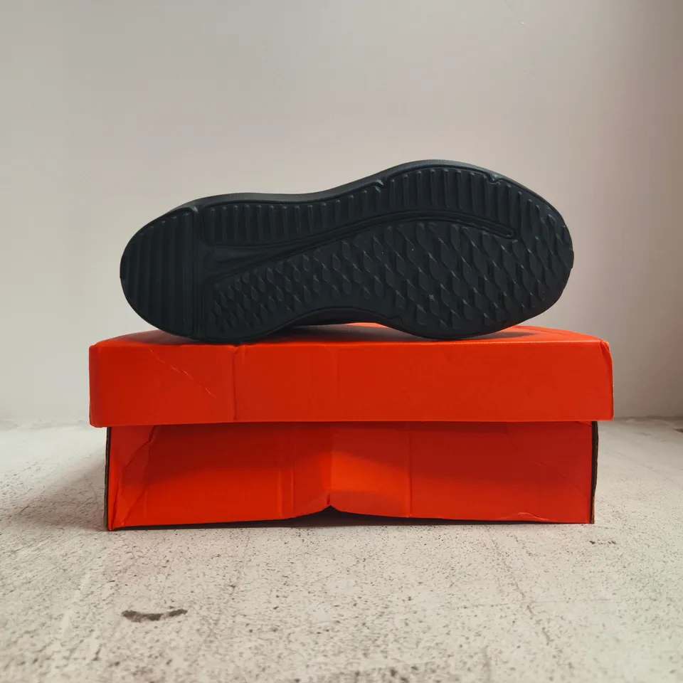 BOXED PAIR OF NIKE COSMIC RUNNER TRAINERS IN BLACK SIZE UK 2