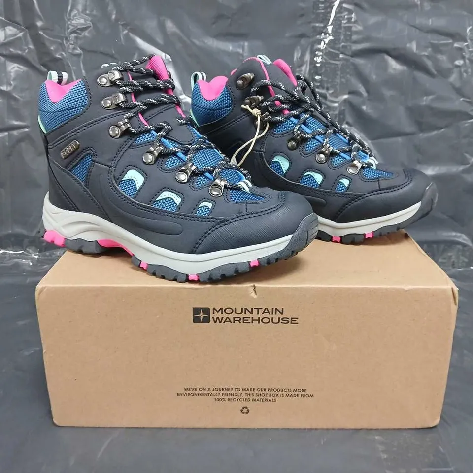 BOXED PAIR OF MOUNTAIN WAREHOUSE ADVENTURER KIDS WATERPROOF BOOTS IN NAVY SIZE UK 4