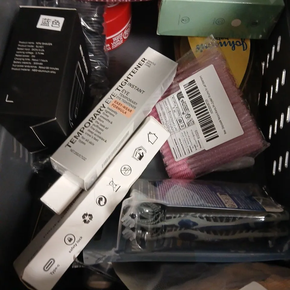 APPROXIMATEY 20 ASSORTED HEALTH AND BEAUTY PRODUCTS TO INCLUDE - DAISE* BODY SPRAY DEODORANT - SONS STRENGTHENING CONDITIONER - L'OREAL MEN PURE CARBON 5IN1 - ETC
