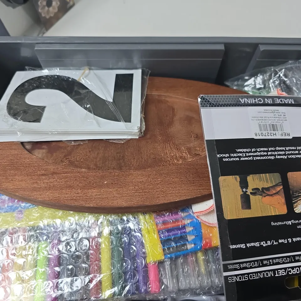 APPROXIMATELY 12 ASSORTED HOUSEHOLD ITEMS TO INCLUDE FREED YEIT 10PC MOUNTED STONES, SMOL LAUNDRY CAPSULES, FIMO MODELLING CLAY, ETC