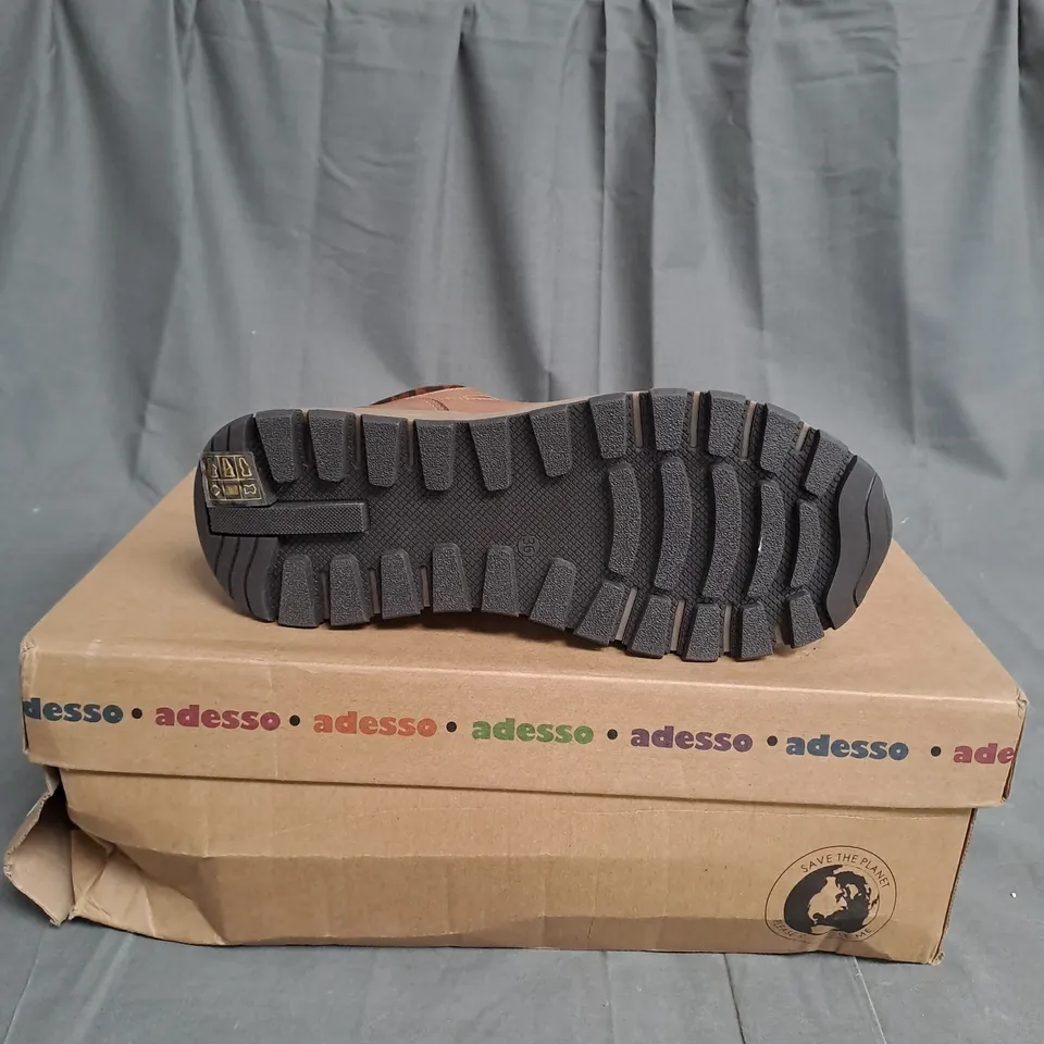 BOXED PAIR OF ADESSO BOOTS IN BROWN & ANIMAL PRINT COLOUR SIZE 3