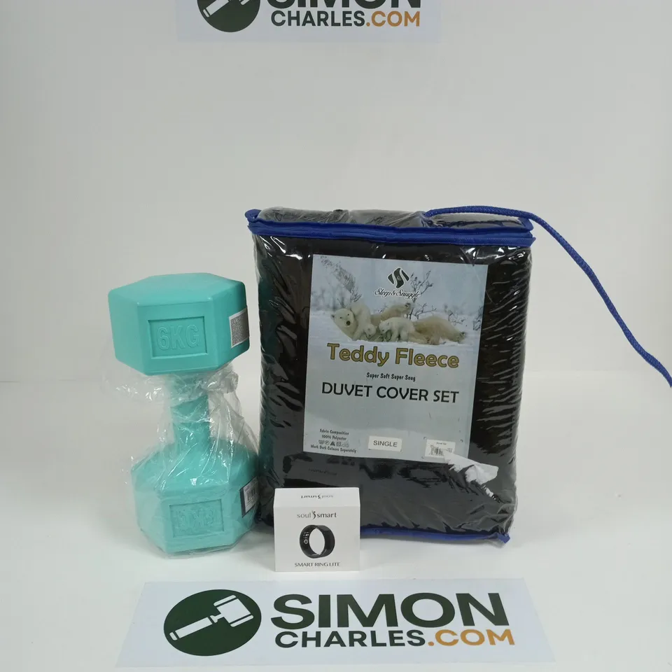 PALLET OF APPROXIMATELY 30 ASSORTED ITEMS TO INCLUDE 6KG DUMBBELL, TEDDY FLEECE DUVET COVER SET, SOULSMART RING, ETC