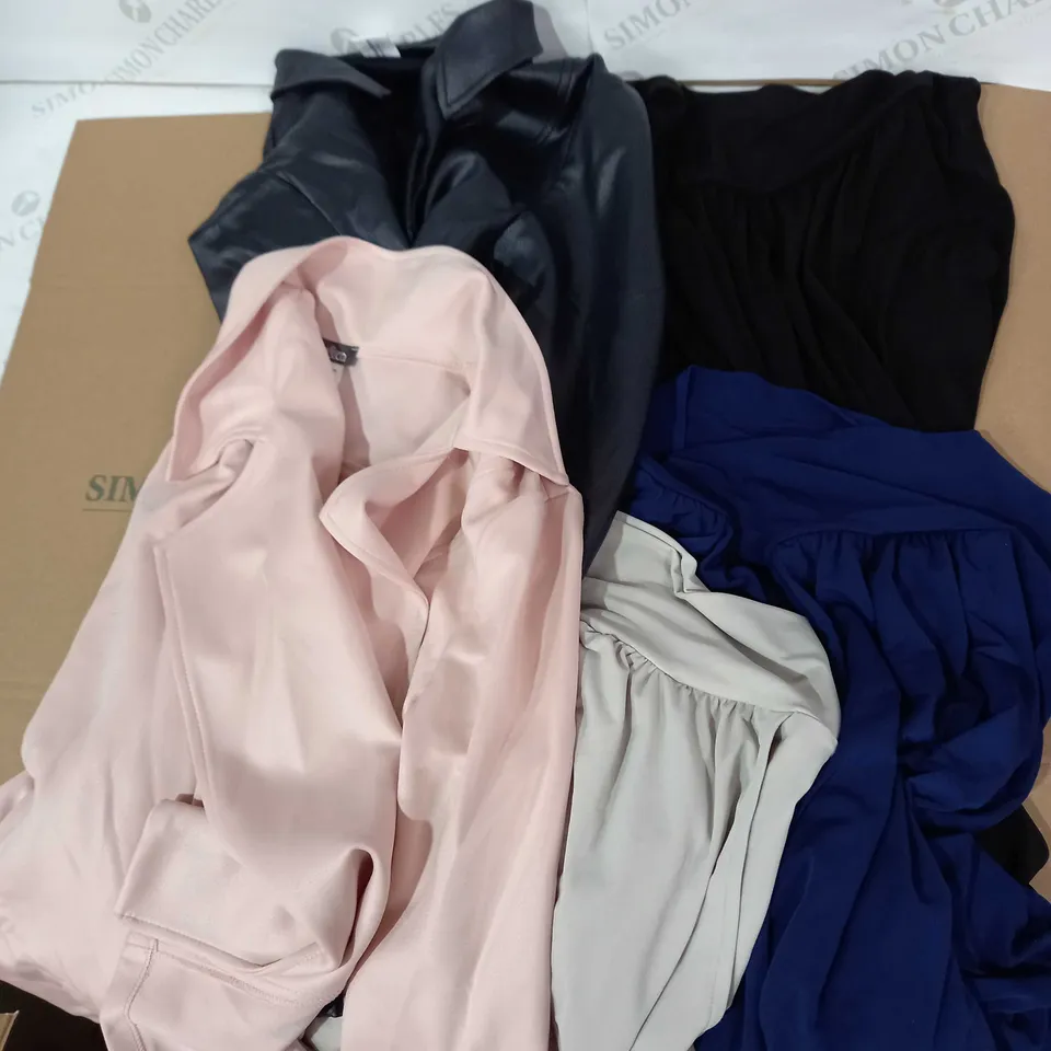 LOT OF 2 JACKETS AND 3 PAIRS OF PANTS (SIZES S)