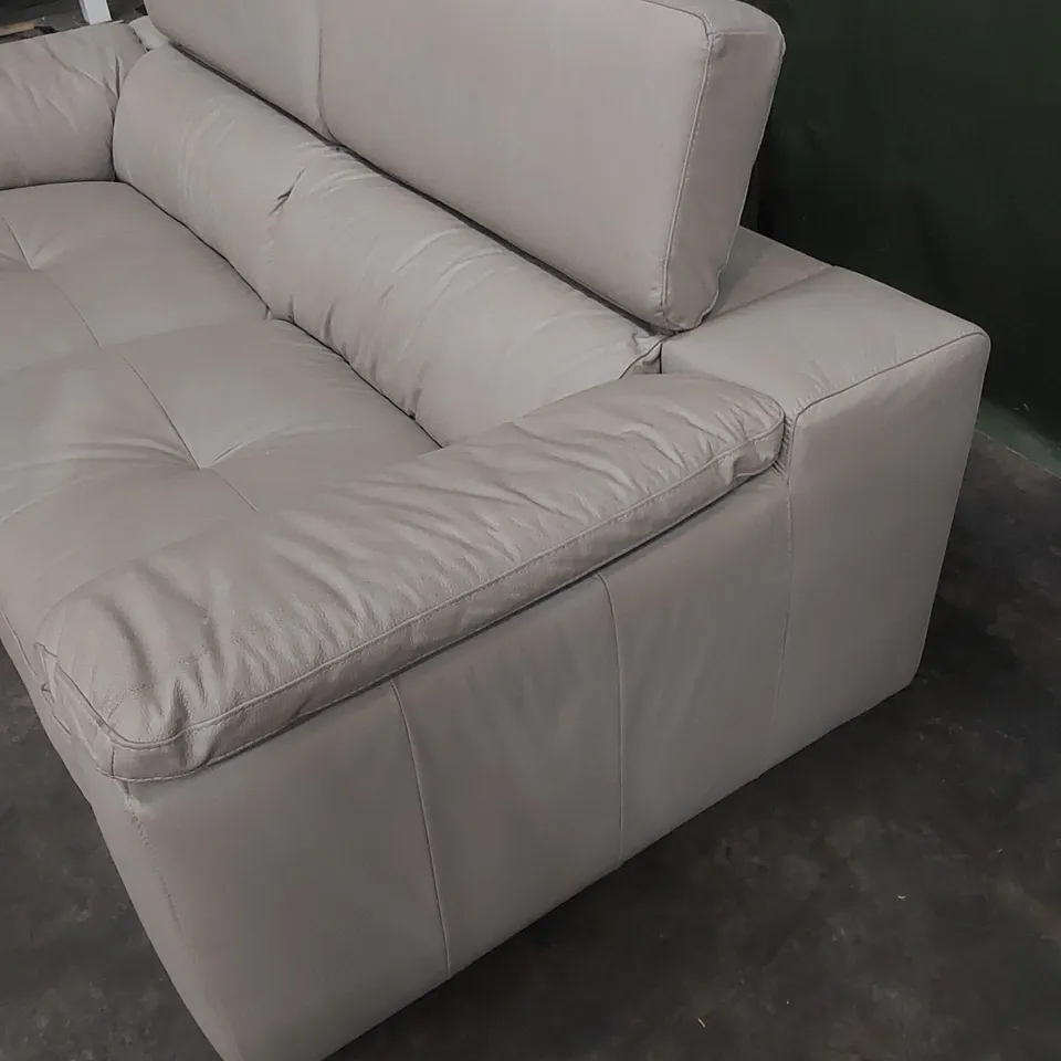 DESIGNER 3-SEATER LEATHER UPHOLSTERED SOFA WITH ADJUSTABLE HEADRESTS 