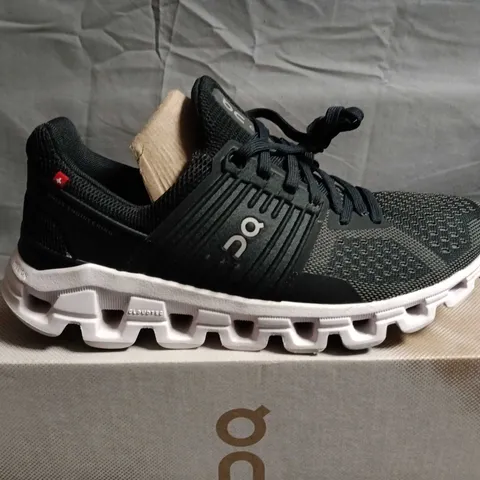 BOXED PAIR OF ON CLOUD CLOUDSWIFT TRAINERS - SIZE 5